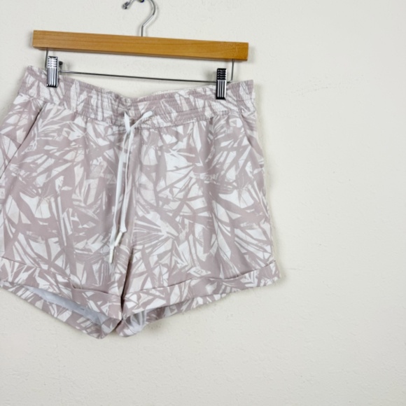 Lululemon Spring Break Away Shorts Size 10 - Picture 2 of 4